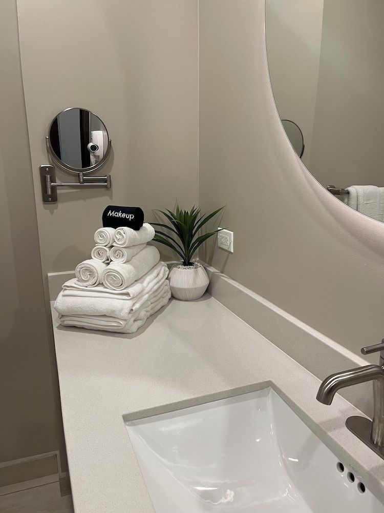 The Palms Belize Deluxe Studio Suite, 2 Queen Beds, Pool View 3