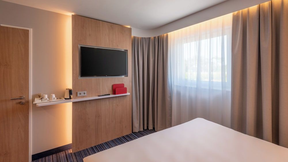Holiday Inn Express Hamburg South A7 AS42 by IHG Standard Room, 1 Queen Bed with Sofa bed 2