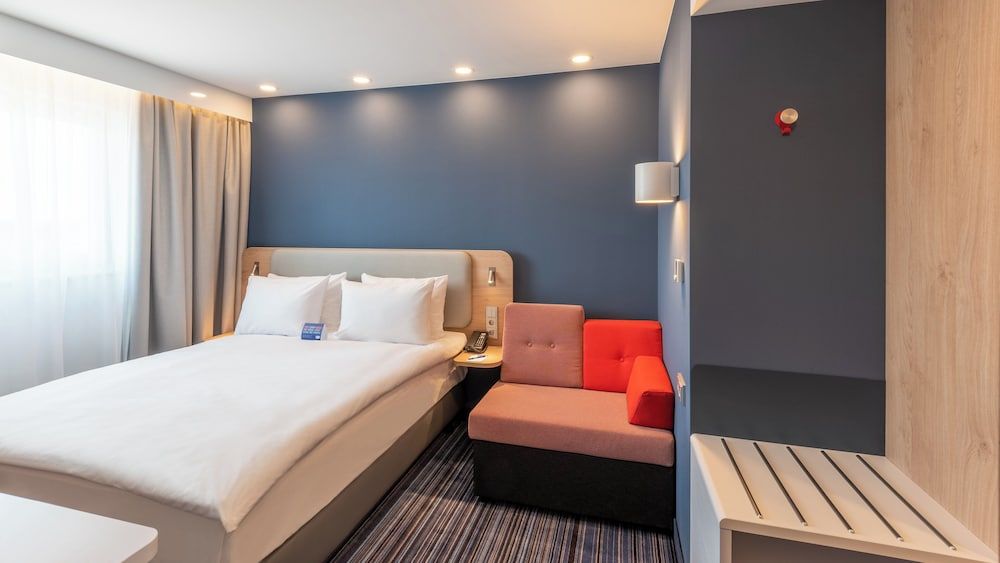 Holiday Inn Express Hamburg South A7 AS42 by IHG Standard Room, 1 Queen Bed with Sofa bed 5