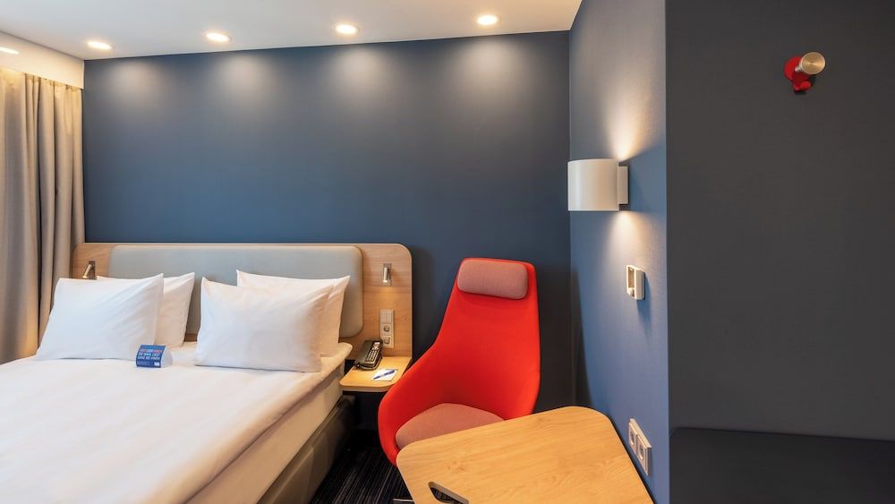 Holiday Inn Express Hamburg South A7 AS42 by IHG Standard Room, 1 Queen Bed 7