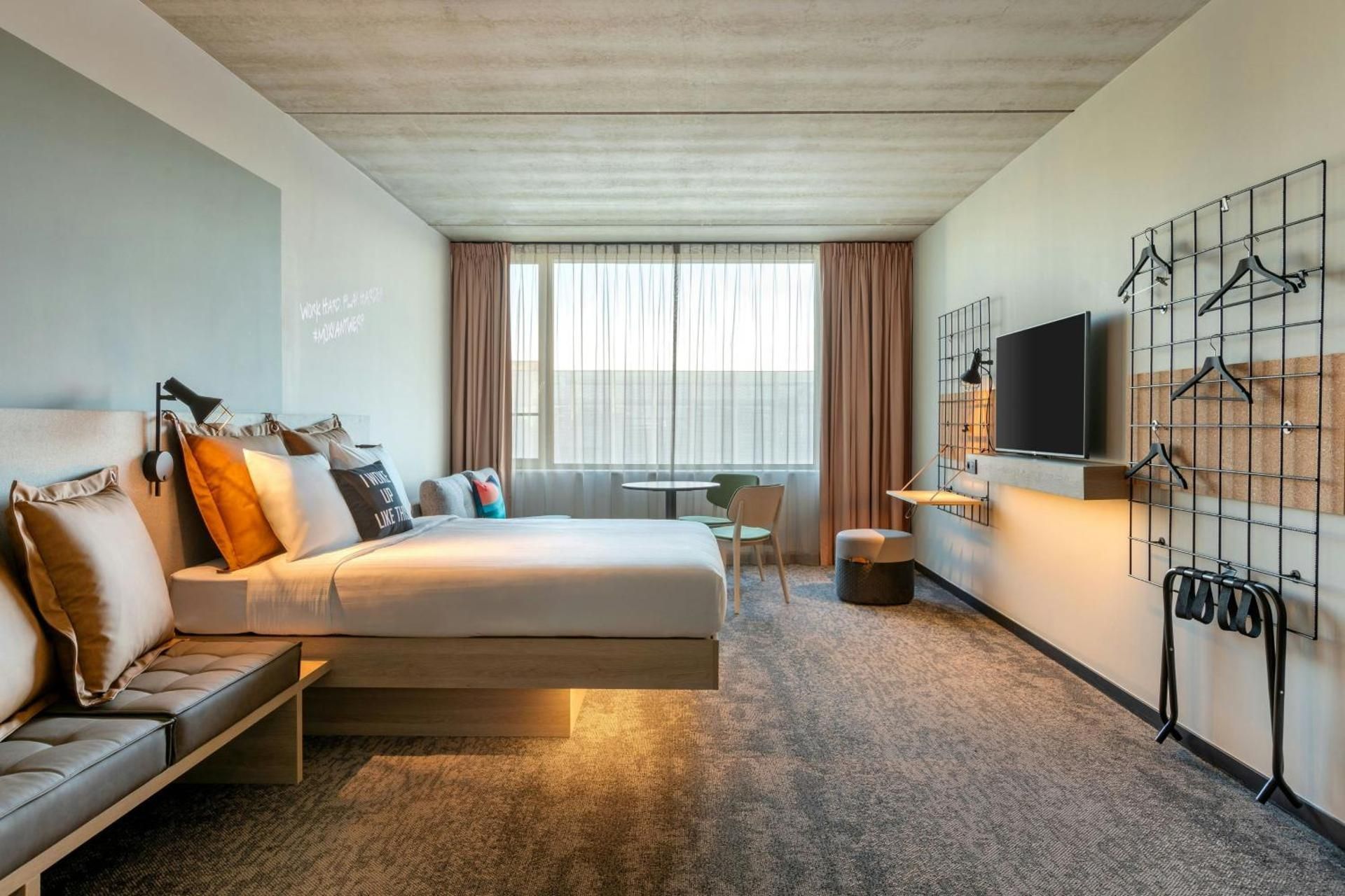 Moxy Large Family Room