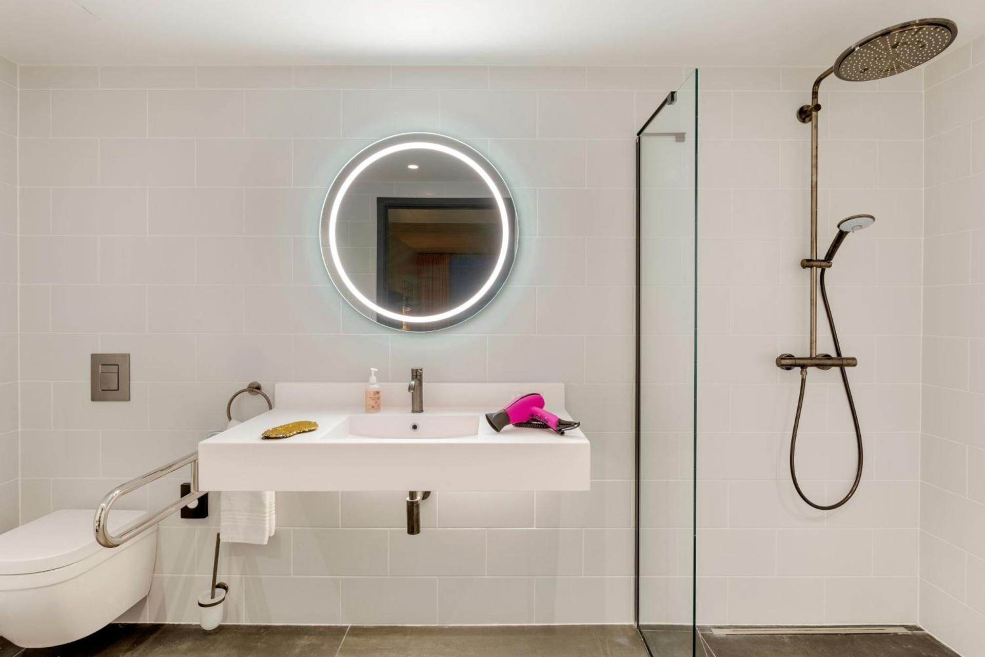 Moxy Large Family Room