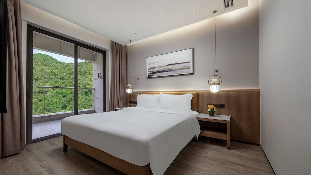 Room, 1 King Bed, Mountain View