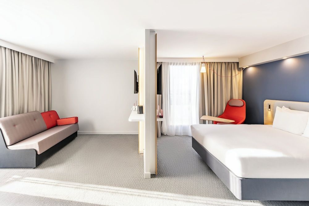 Suite, 1 Queen Bed, Balcony (Free Breakfast)