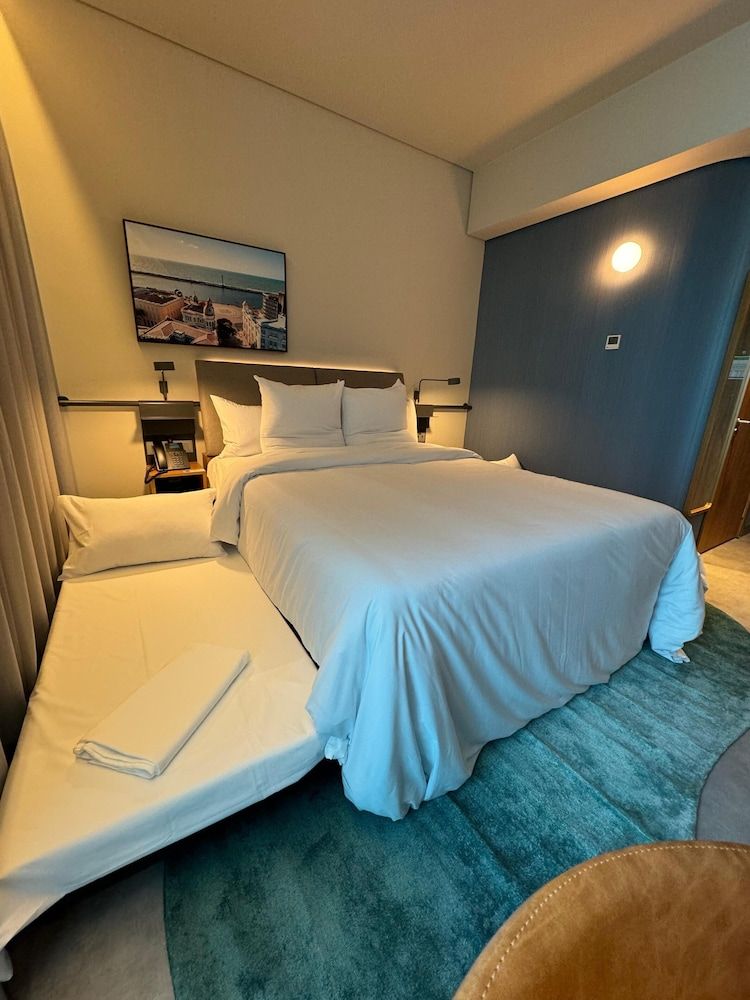 Family Room, 1 Queen Bed and a Pull-out Bed, City View