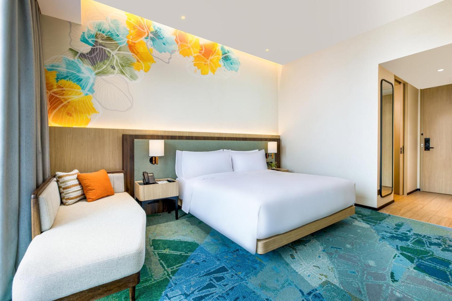 1 King Standard Accessible Room