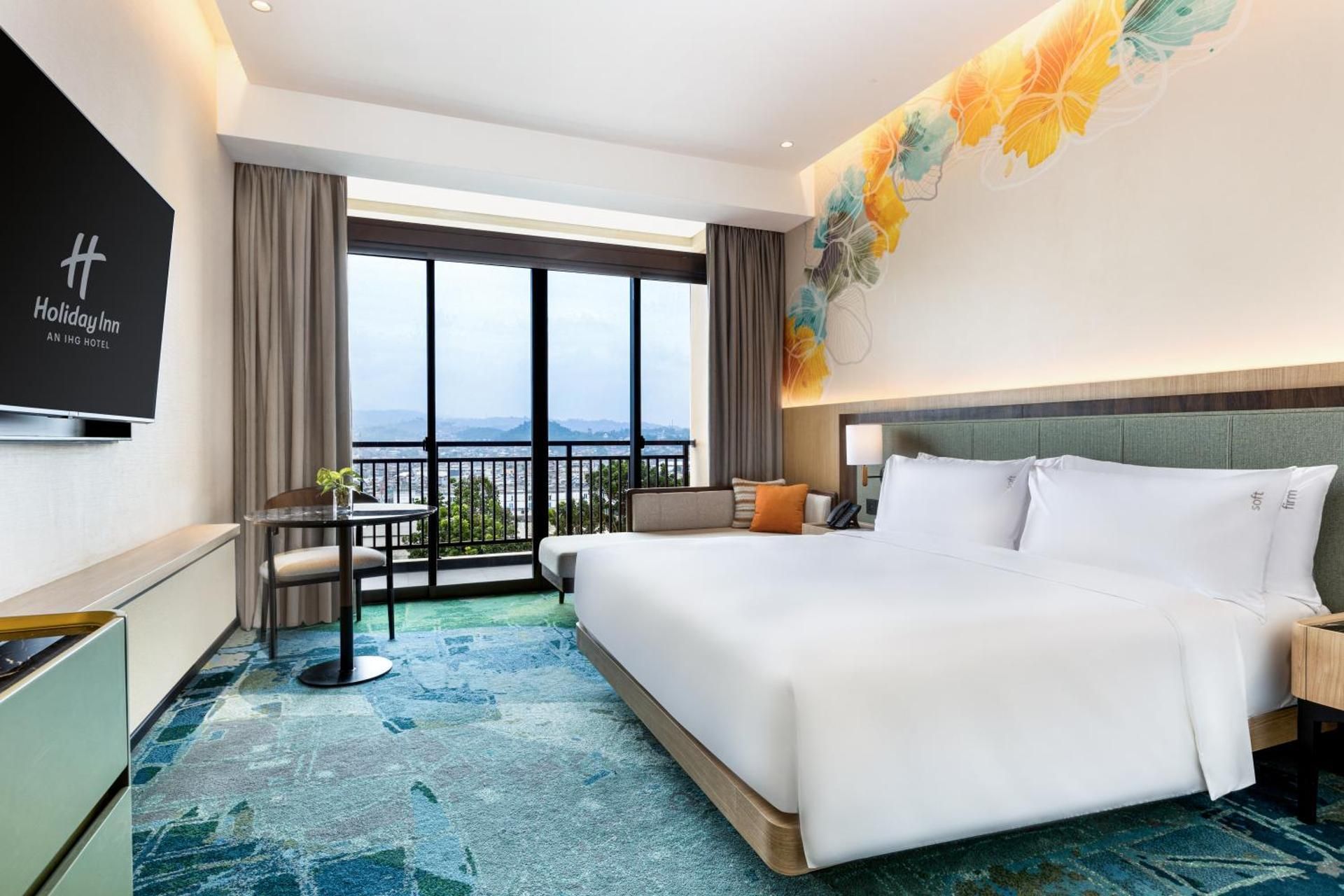 1 King Standard Accessible Room