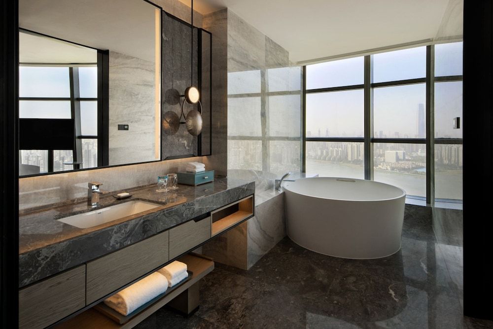Wuhan Marriott Hotel Wuchang Executive Room, 1 King Bed 4