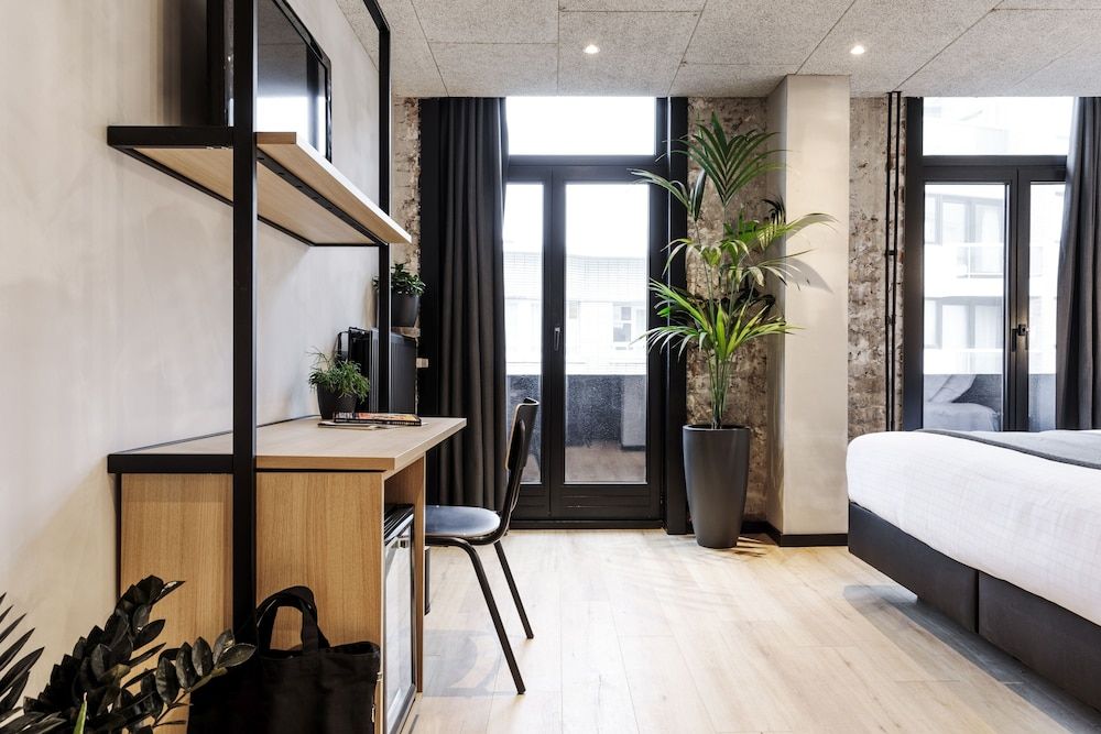 Upstairs Hotel Medium Room, Street View 7