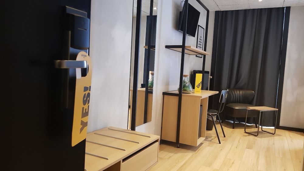 Upstairs Hotel Medium Room, Street View 5