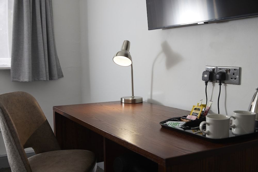 The Longshoot Hotel by Greene King Inns Standard Twin Room 5