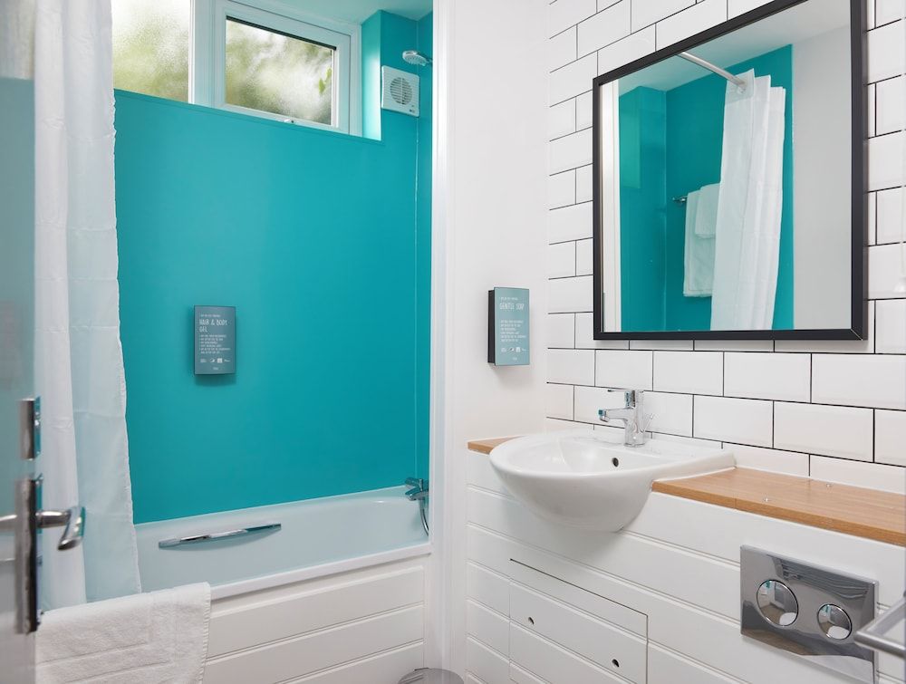 The Longshoot Hotel by Greene King Inns Classic Double Room, Bathtub Grab Bars 2