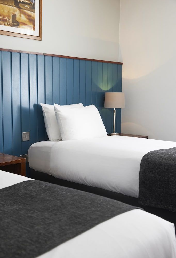 The Longshoot Hotel by Greene King Inns Standard Twin Room