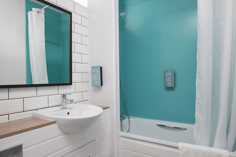 The Longshoot Hotel by Greene King Inns Standard Double Room 10