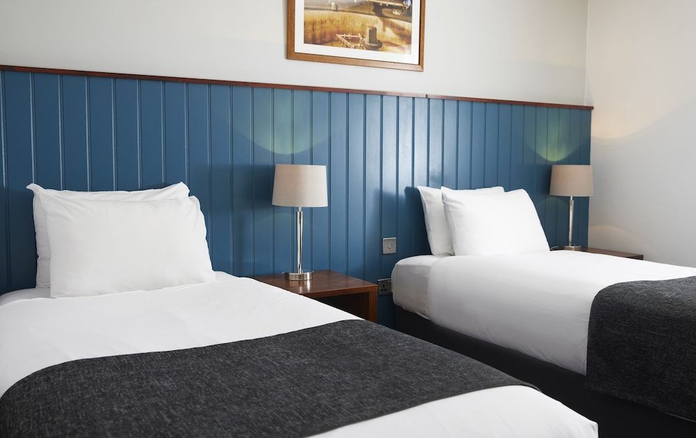 The Longshoot Hotel by Greene King Inns Standard Twin Room 3