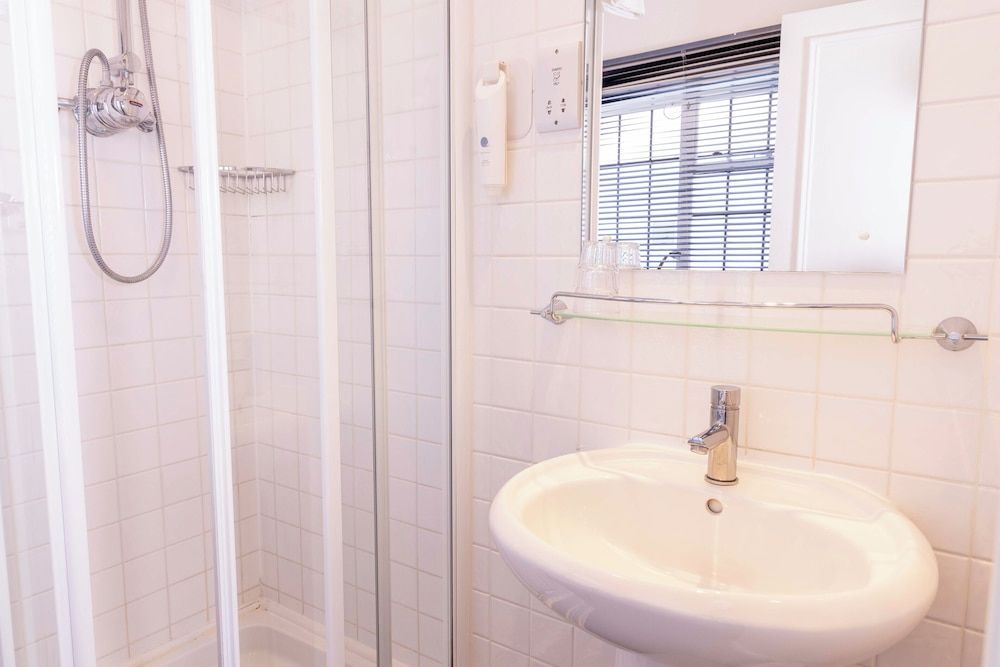 Cromwell Lodge Hotel by Greene King Inns Standard Room, 2 Twin Beds 11