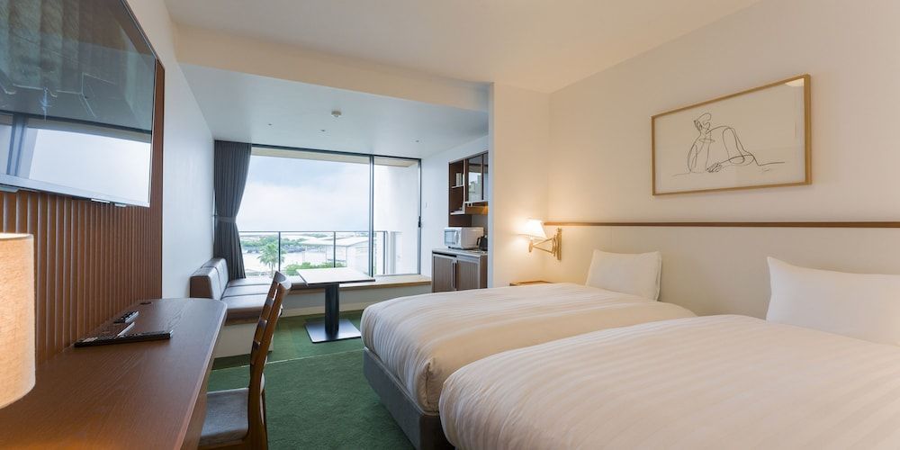 2 Double Beds Room No-pets allowed /1off-site parking lot