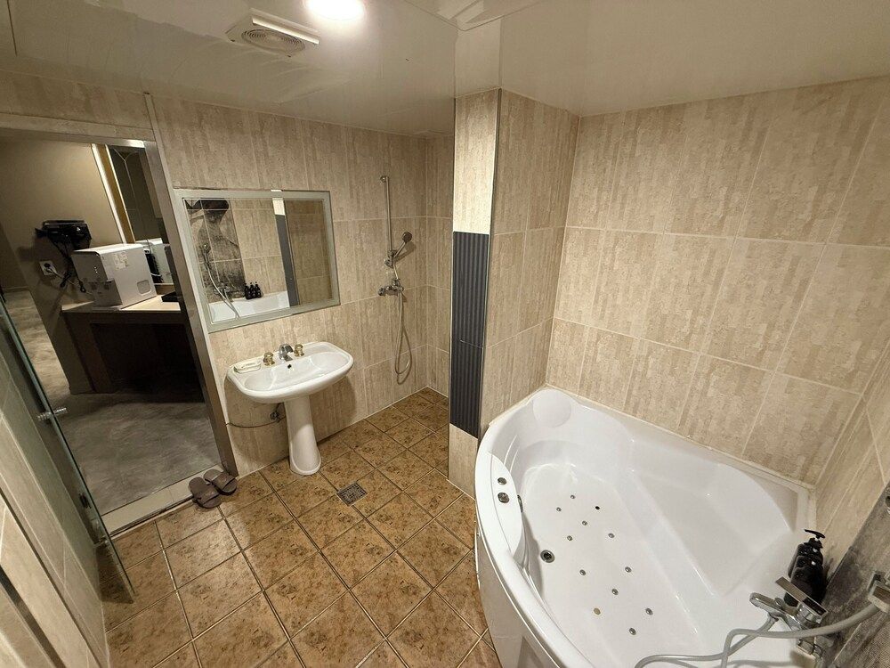 ROSENHEIM Deluxe Twin Room 7