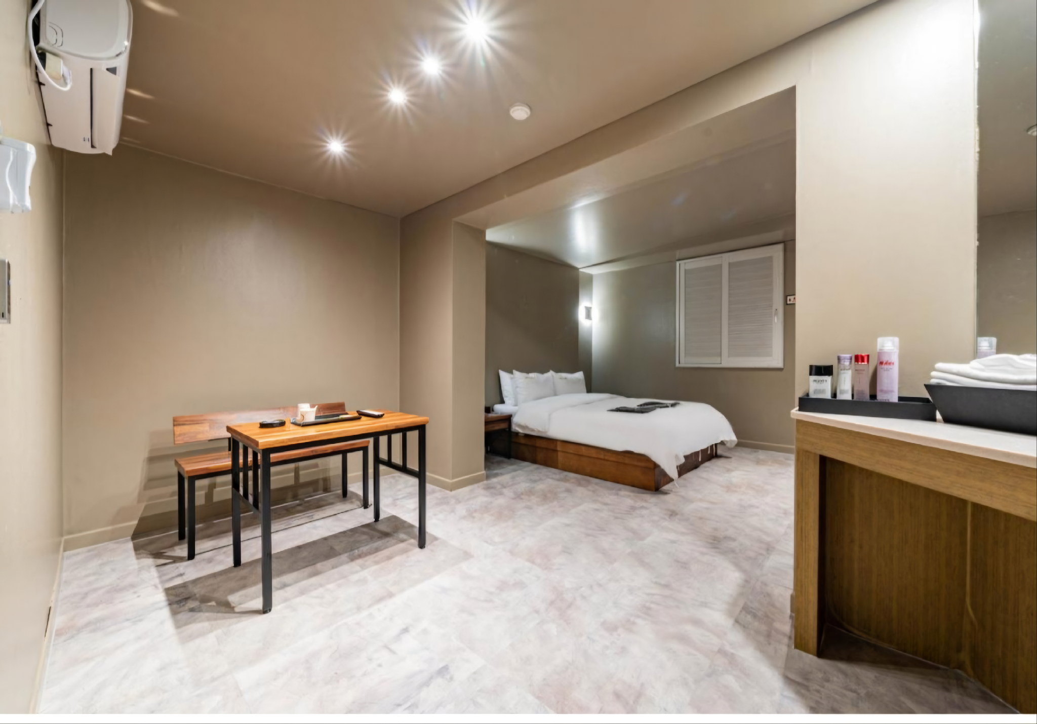 ROSENHEIM Standard Room - Check-In 3PM 2