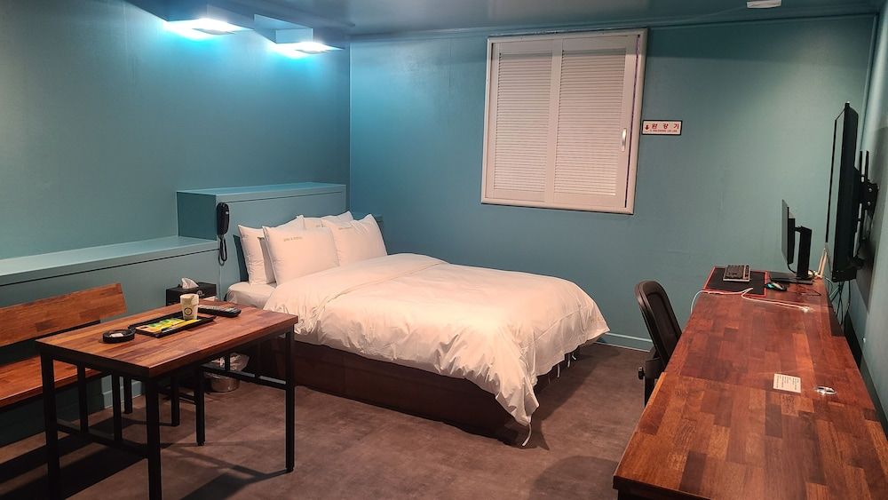 ROSENHEIM Standard Double Room 5