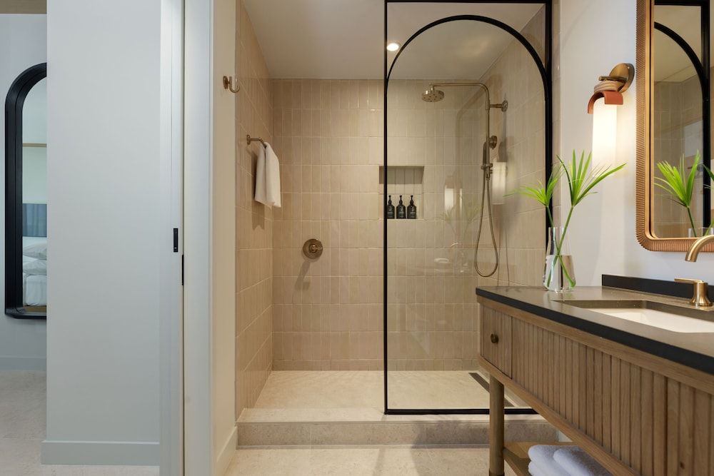 Hotel Indigo Grand Cayman by IHG Suite, 1 Bedroom, Pool View 3