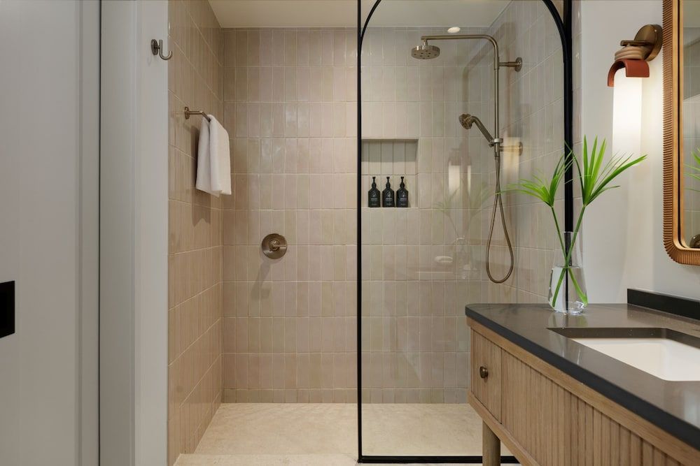 Hotel Indigo Grand Cayman by IHG Suite, 1 Bedroom, Pool View 4