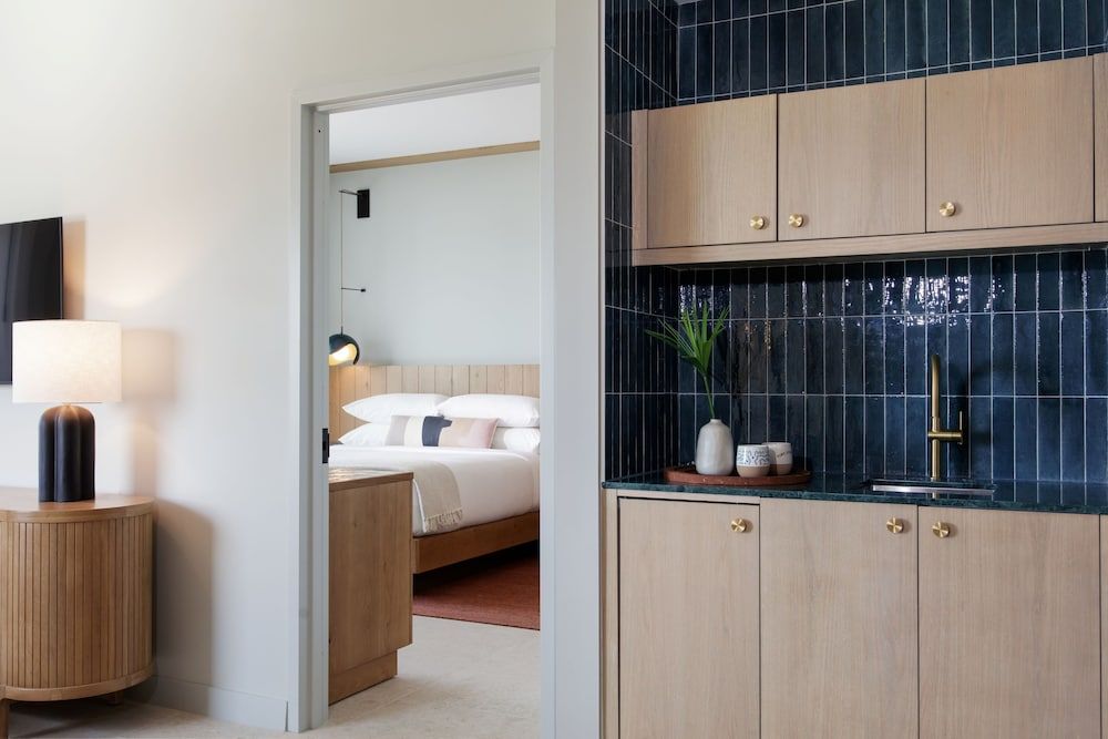 Hotel Indigo Grand Cayman by IHG Suite, 1 Bedroom, Pool View 7