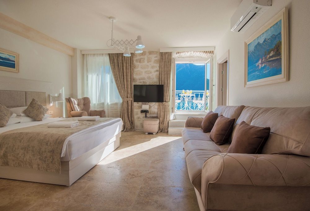 Hotel and Restaurant CONTE Deluxe apartment with a sea view and a balcony / Annex C 9