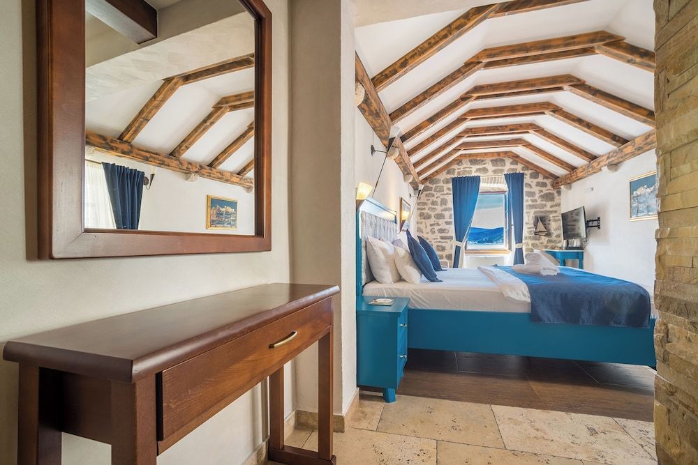 Hotel and Restaurant CONTE Junior suite with a sea view 2