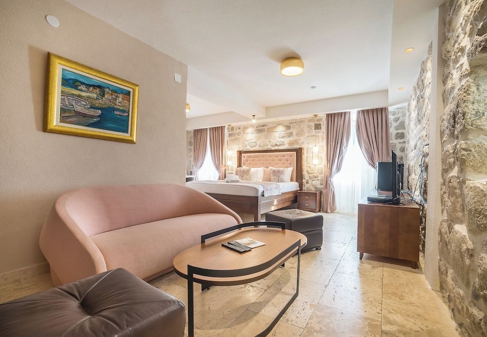 Hotel and Restaurant CONTE Junior suite with a sea view 10