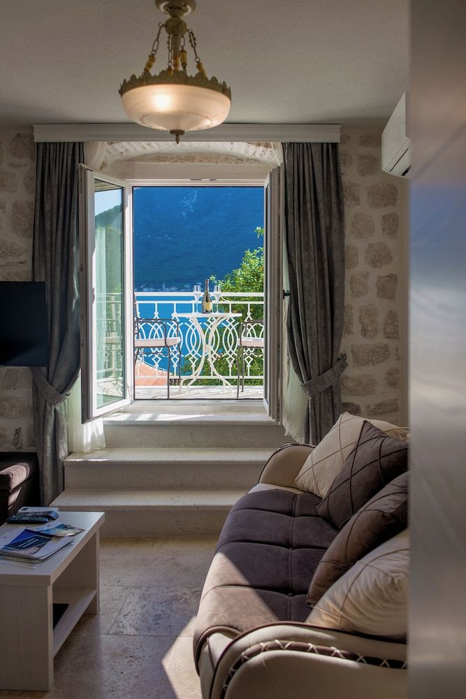 Hotel and Restaurant CONTE Deluxe apartment with a sea view and a balcony / Annex C 8