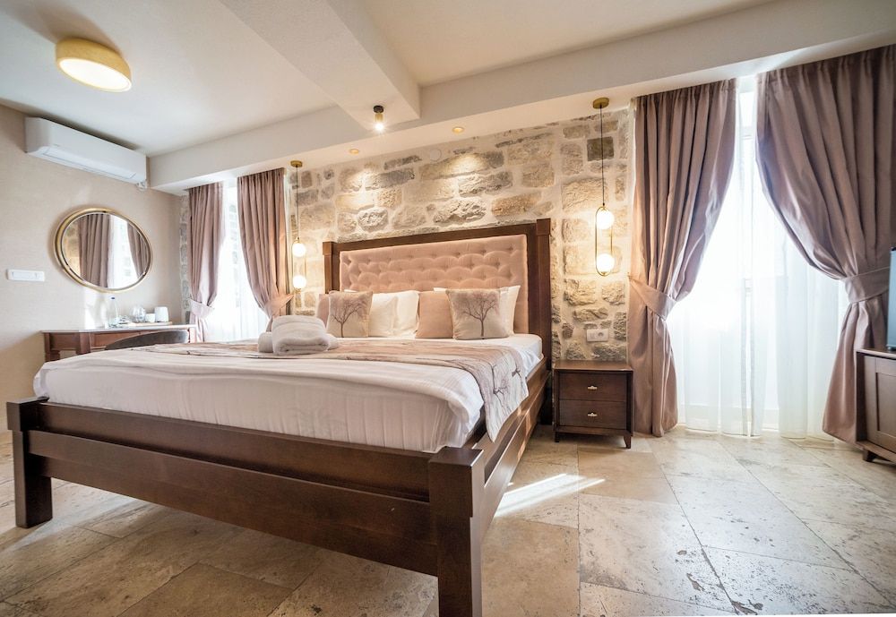 Hotel and Restaurant CONTE Junior suite with a sea view 12