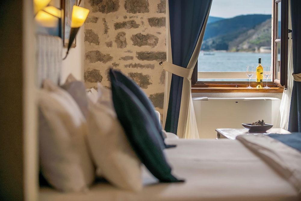 Hotel and Restaurant CONTE Junior suite with a sea view 4