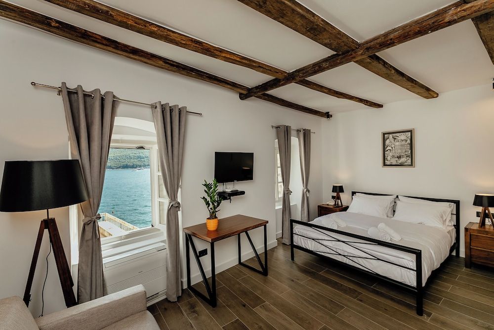 Hotel and Restaurant CONTE Junior suite with a sea view 7