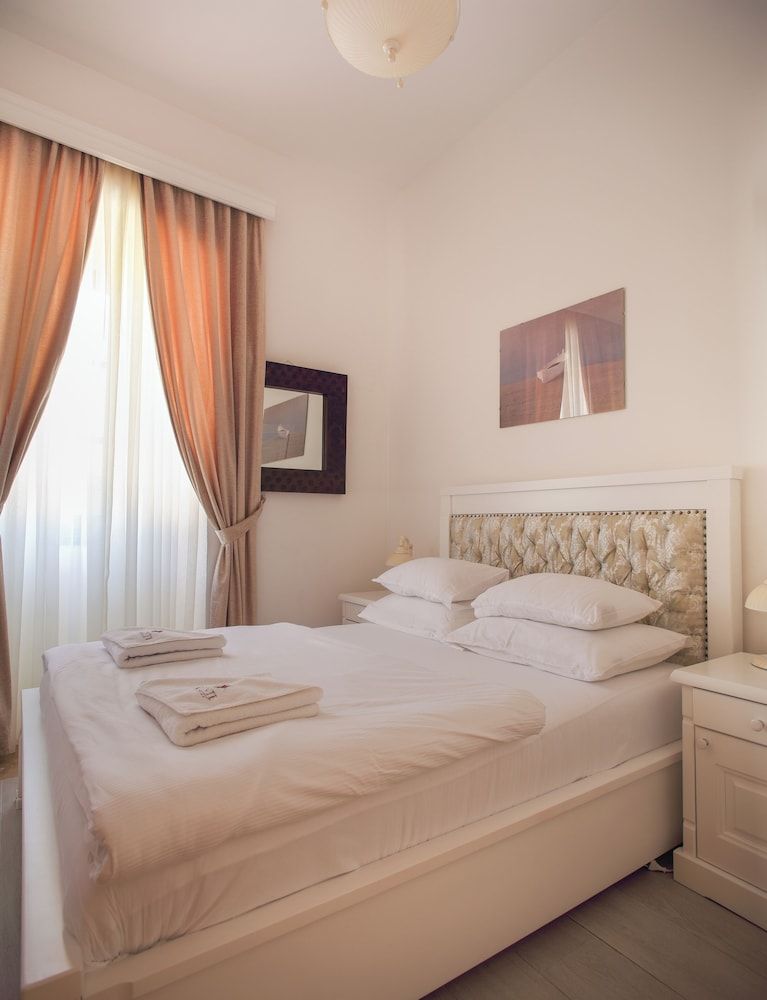 Private entrance penthouse with main square and bay view