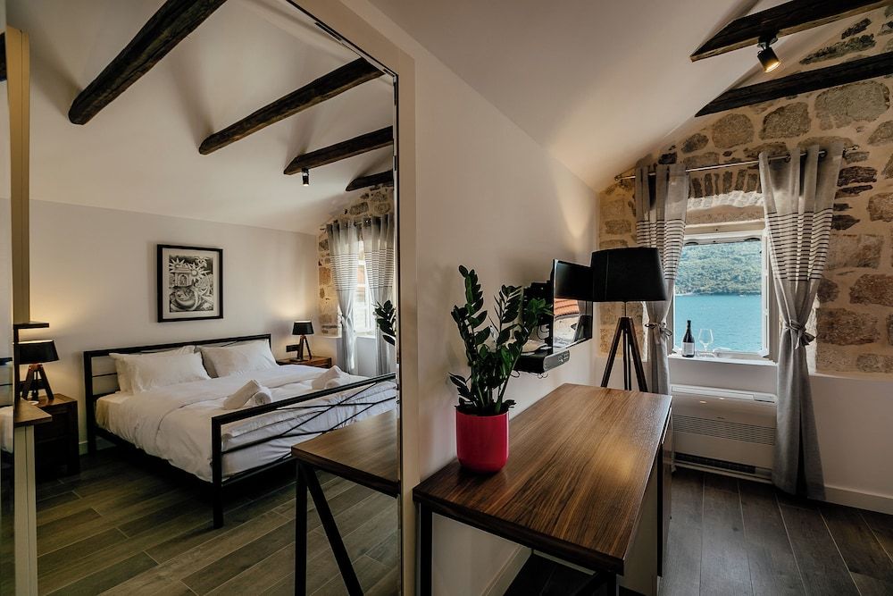 Hotel and Restaurant CONTE Junior suite with a sea view 22