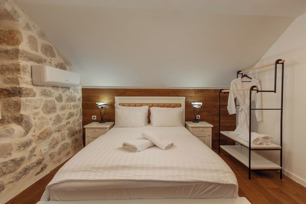 Private entrance three-bedroom villa with a garden and a pool / Annex A