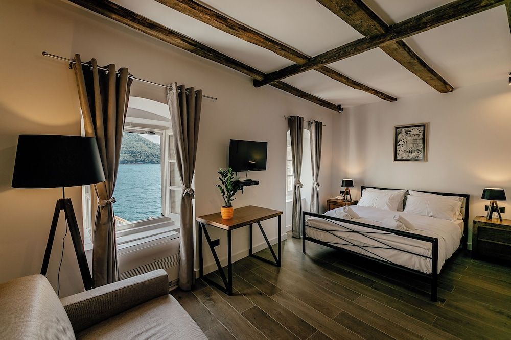 Hotel and Restaurant CONTE Junior suite with a sea view 8