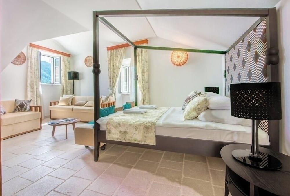 Private entrance studio with a patio and free parking / Annex D