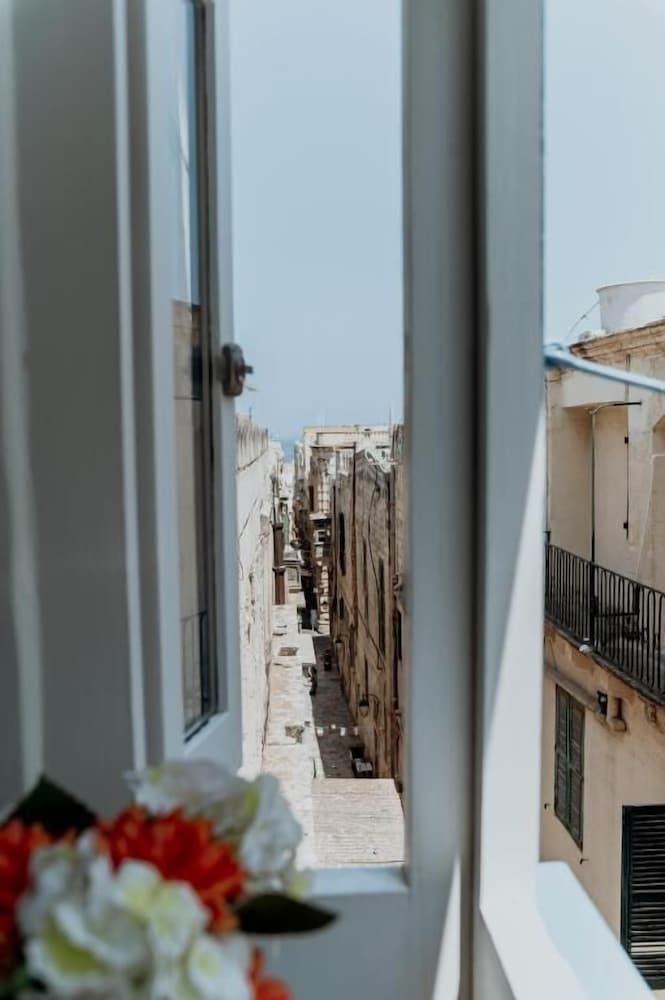 King Charles Hotel Standard Double or Twin Room, City View 3