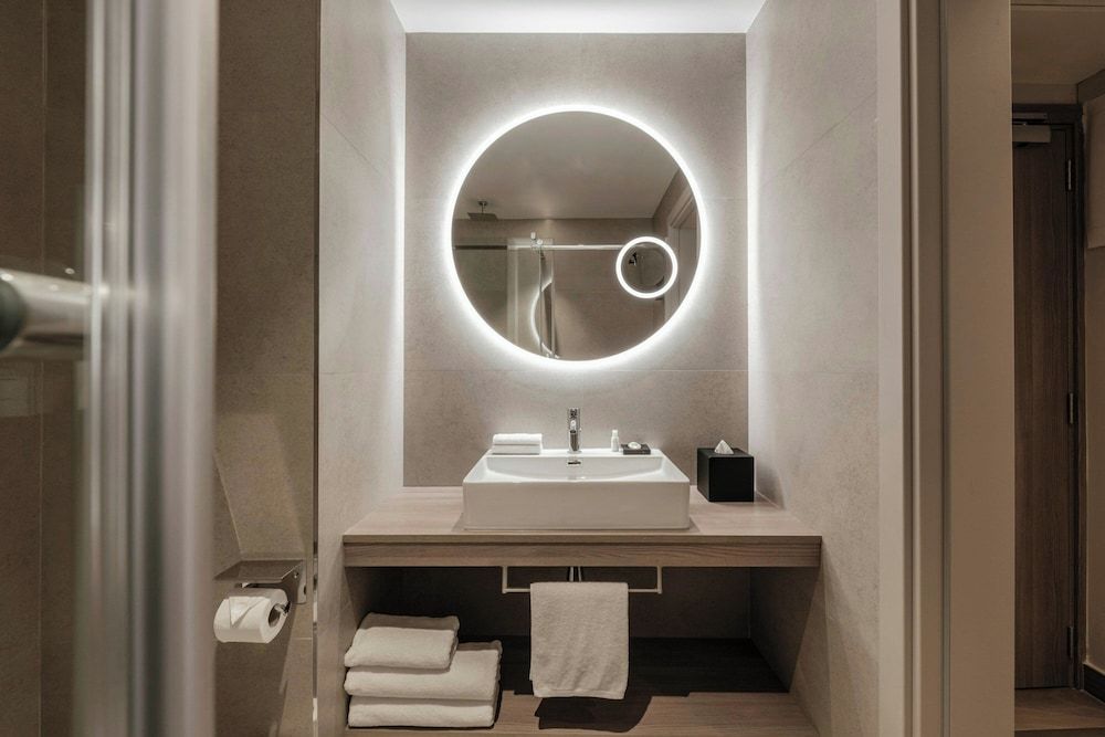 Courtyard by Marriott Sliema Deluxe Suite, 1 King Bed with Sofa bed, Balcony 3