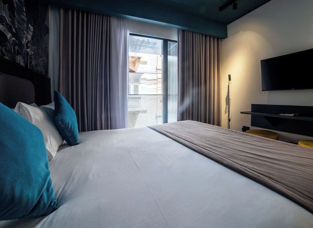 Eleven by Warren Collection Premier Studio 4