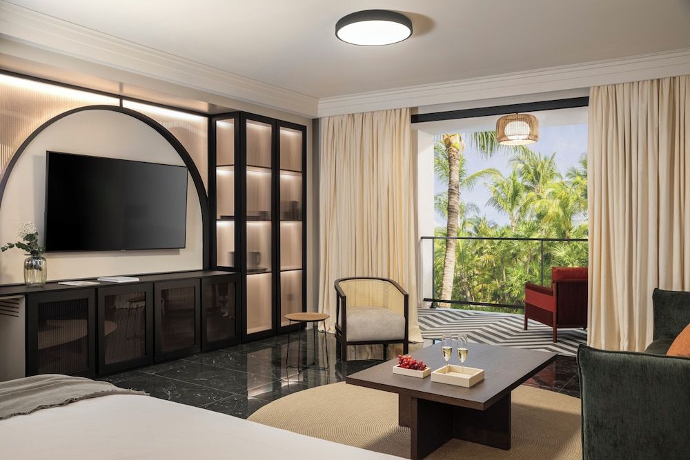 Junior Swim-Up Suite Pool View
