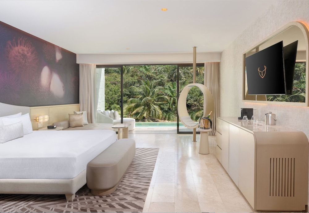 Beloved Tropical View Swim- up Suite