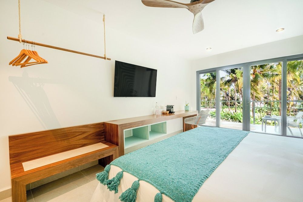 Mayan Monkey Isla Mujeres | Social Hotel Private Room Beach Side Balcony