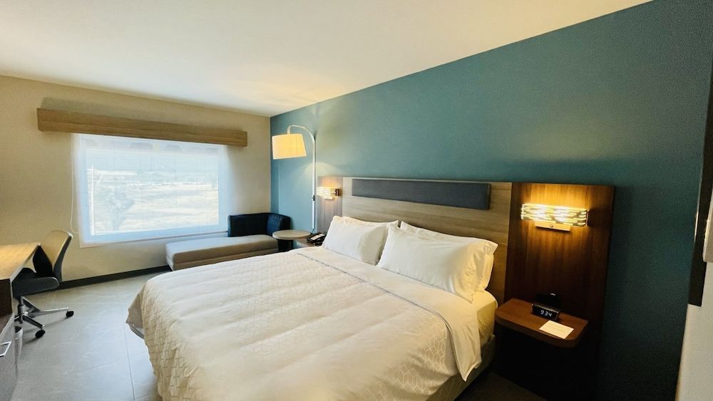 Holiday Inn Express Guadalajara Vallarta Poniente by IHG Standard Room, 1 King Bed 3