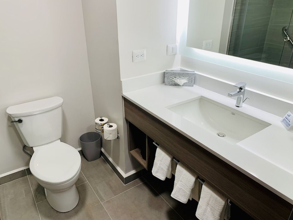 Holiday Inn Express Guadalajara Vallarta Poniente by IHG Standard Room, 2 Queen Beds 9