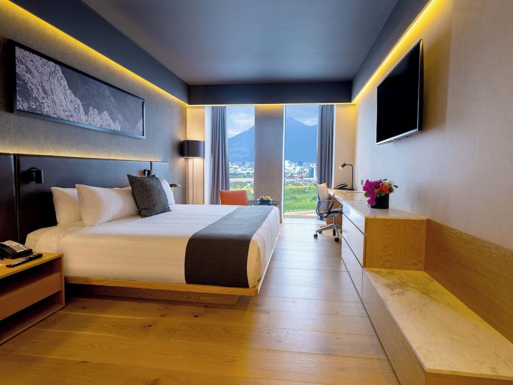 Deluxe King Bed Mountain View