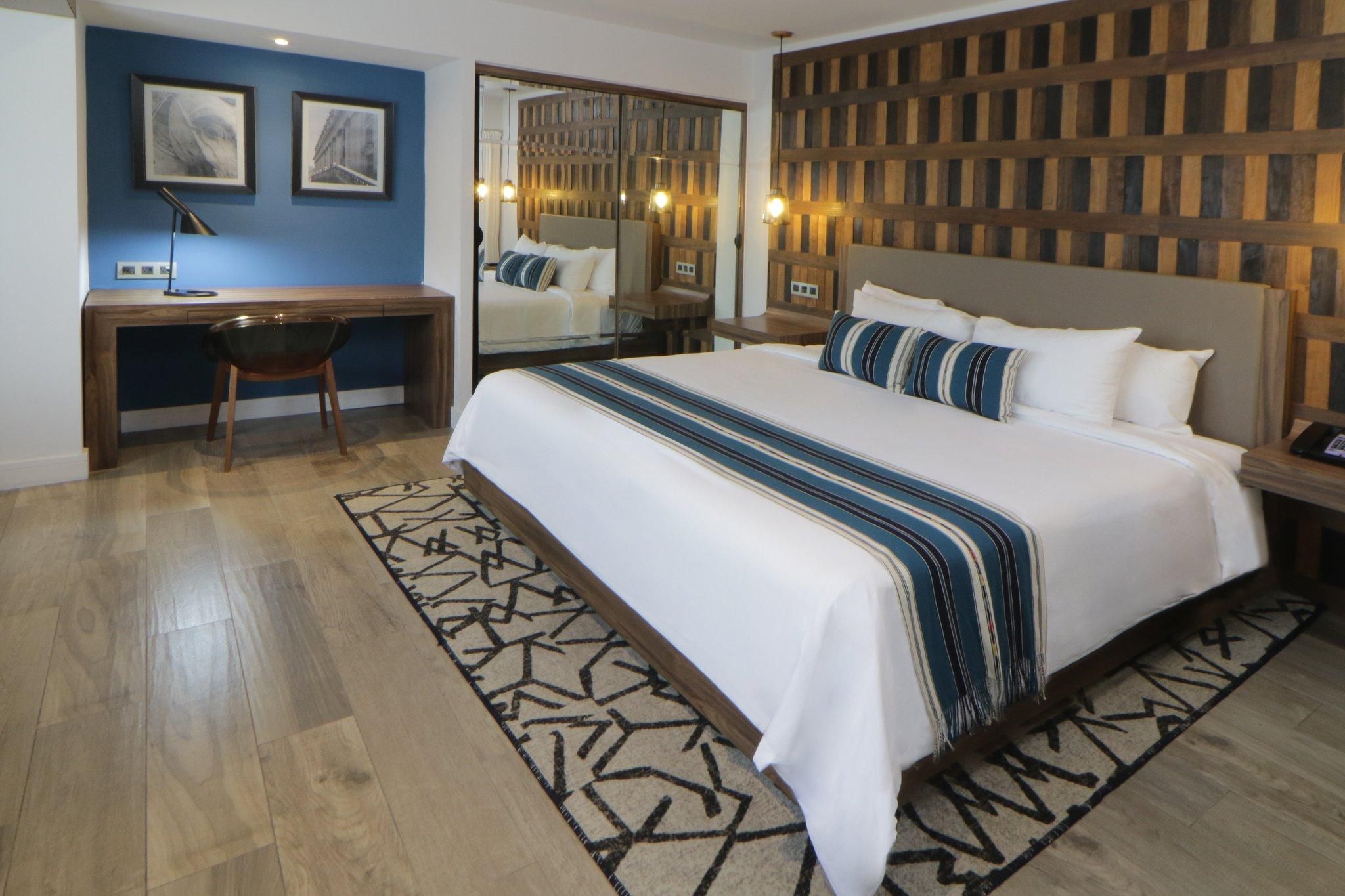1 KING BED CORNER ROOM