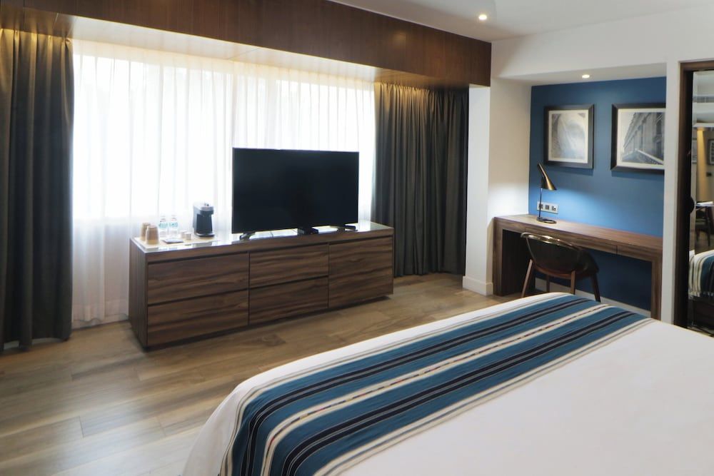Room, 1 King Bed, Corner